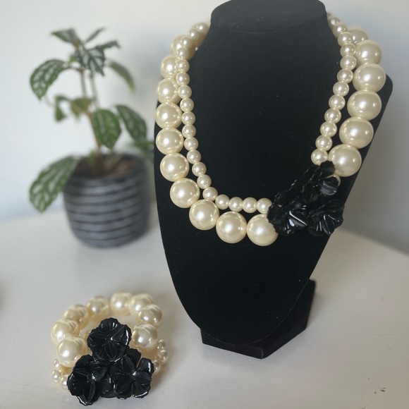 Gorgeous pearl necklace and bracelet set - Picture 1 of 4